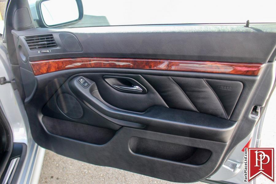 Детали интерьера BMW 540i Sedan (E39) 1998 года  (фото 42 из 50)